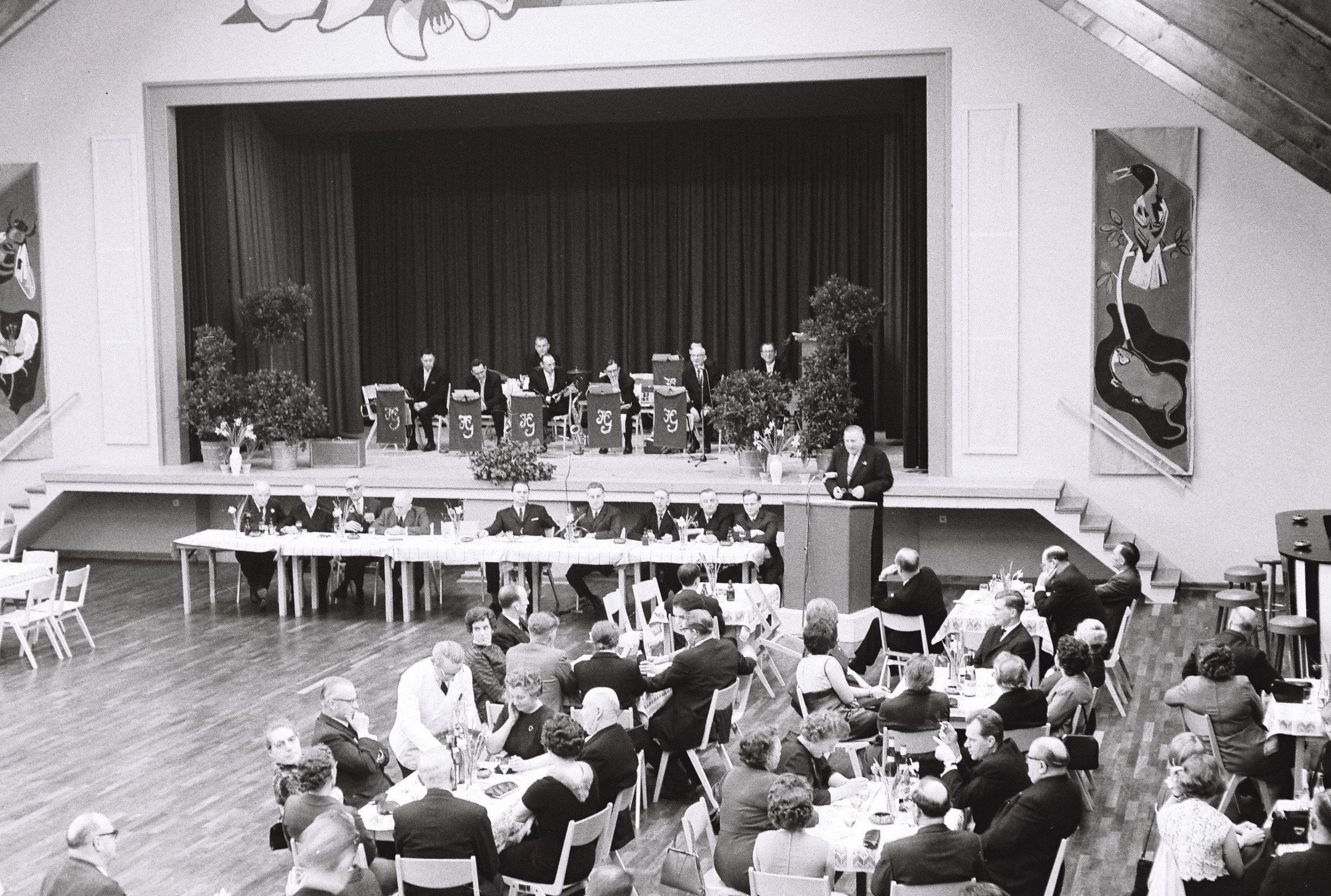 Die Festhalle bei einer Veranstaltung mit Konzert im Jahr 1966 
