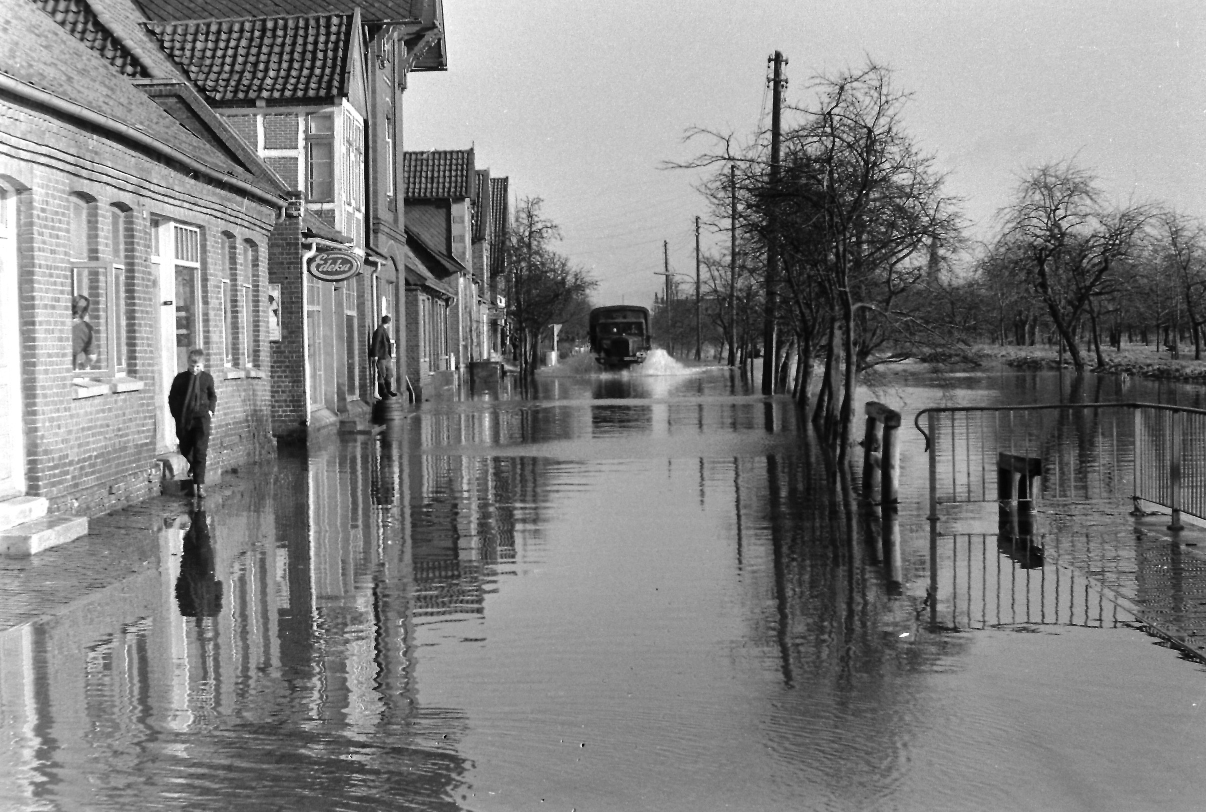 Die schwere Sturmflut in der Nacht vom 16. auf den 17. Februar 1962 hatte auch in den Gemeinden Jork und Borstel die schlimmsten Auswirkungen. Wir sehen hier die überflutete „Borsteler Reihe” Richtung Borstel.