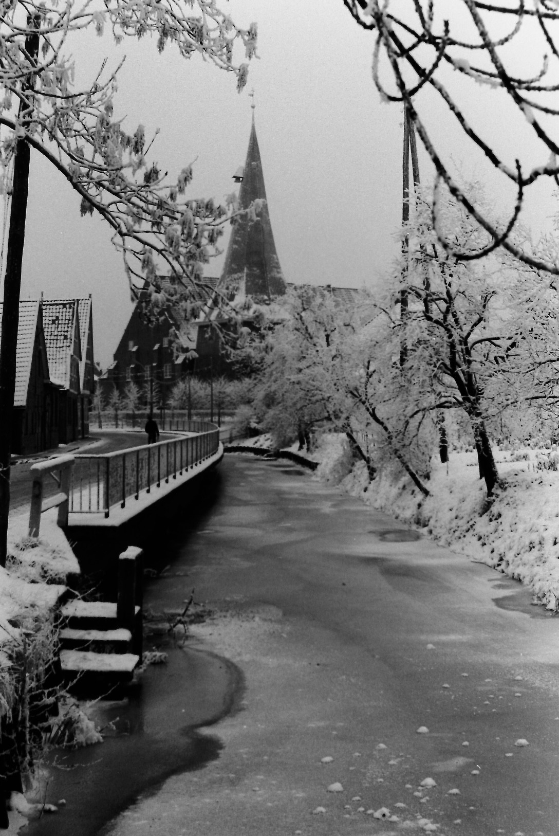 Winterliche St. Matthias-Kirche von Süden aus gesehen 